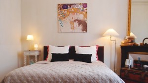 Chambre d'hôtes à Bordeaux centre décor gris et rosé avec grand lit 180 cm ou 2 lits simples